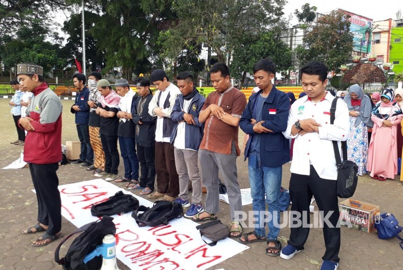 Puluhan mahasiswa Kesatuan Aksi Mahasiswa Muslim Indonesia (KAMMI) Sukabumi menggelar aksi shalat ghaib, di Lapangan Merdeka Kota Sukabumi Ahad (3/9). Aksi ini untuk mendoakan muslim Rohingya yang terbunuh oleh militer Myanmar.