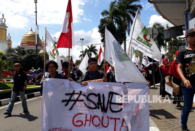 Puluhan mahasiswa Kesatuan Aksi Mahasiswa Muslim Indonesia (Kammi) Sukabumi menggelar aksi kemanusiaan peduli Ghouta Suriah di jalan utama Kota Sukabumi, Ahad (11/3).