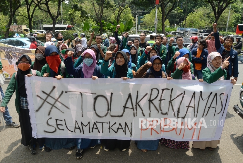 Puluhan mahasiswa melakukan aksi di depan Balai Kota Jakarta, Rabu (20/4). (Republika/ Yasin Habibi)