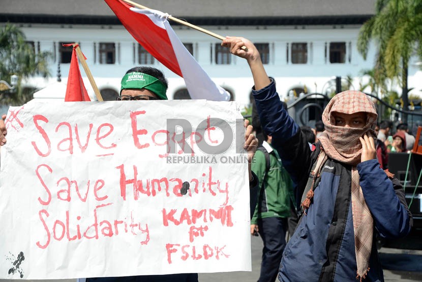  Puluhan mahasiswa melakukan aksi solidaritas Mesir di halaman Gedung DPRD Jabar,Bandung, Rabu (30/7). (Republika/Edi Yusuf)