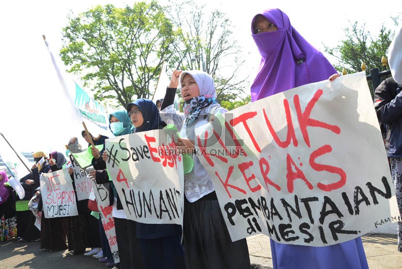  Puluhan mahasiswa melakukan aksi solidaritas Mesir di halaman Gedung DPRD Jabar,Bandung, Rabu (30/7). (Republika/Edi Yusuf)