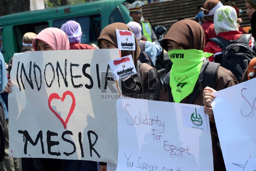  Puluhan mahasiswa melakukan aksi solidaritas Mesir di halaman Gedung DPRD Jabar,Bandung, Rabu (30/7). (Republika/Edi Yusuf)