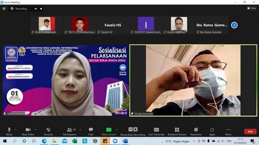 Puluhan mahasiswa Program Studi Sistem Informasi (SI) Universitas BSI (Bina Sarana Informatika) kampus Sukabumi, mengikuti pembekalan Kuliah Kerja Nyata (KKN) secara daring melalui Zoom.