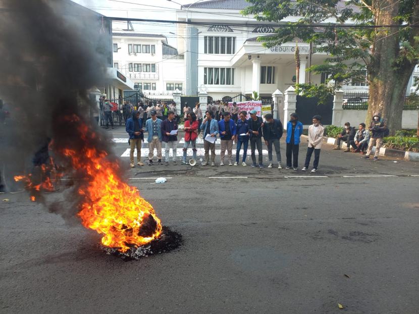Puluhan mahasiswa se Jawa Barat melakukan aksi demonstrasi menolak kenaikan harga BBM di depan Kantor Gedung DPRD Jawa Barat, Kota Bandung, Jalan Diponegoro, Selasa (6/9/2022). 