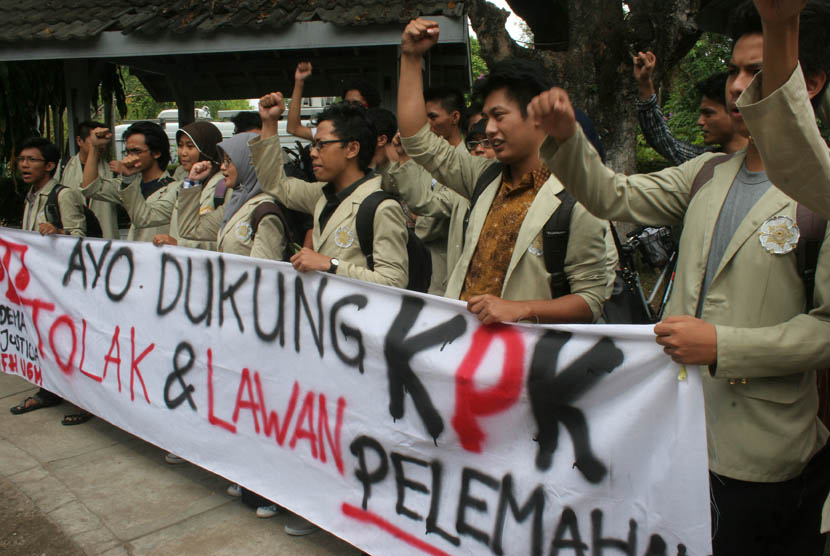 Puluhan mahasiswa UGM melakukan aksi mendukung Komisi Pemberantasan Korupsi (KPK) di Pusat Kajian Korupsi (Pukat) UGM Yogyakarta, Senin (8/10). (Regina Safri/Antara)