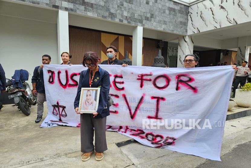 Puluhan mahasiswa Universitas 17 Agustus 1945 (Untag) Semarang mendatangi Polda Jawa Tengah, Rabu (19/11/2025). Mereka datang untuk meminta kejelasan soal kematian dosen perempuan Untag berinisial DL yang ditemukan tak bernyawa di kamar kos-hotelnya di Gajahmungkur, Kota Semarang, pada Senin (17/11/2025) lalu.