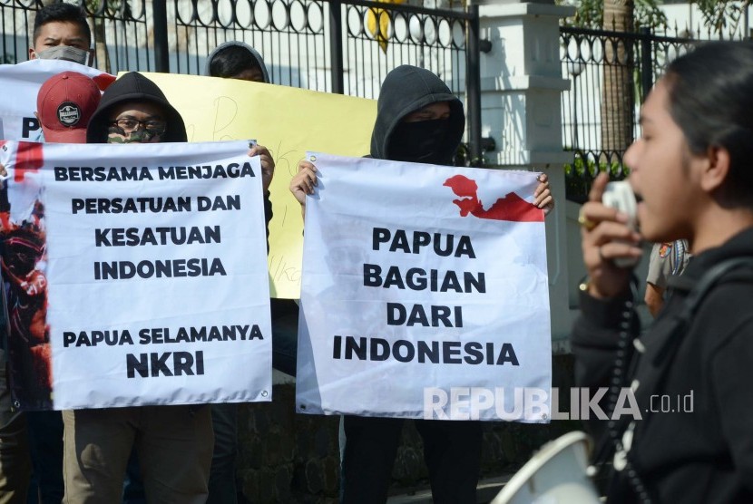 Puluhan mahasiswa yang tergabung dalam Aliansi Mahasiswa Peduli Papua menggelar aksi di depan Gedung DPRD Jawa Barat, Jalan Diponegoro, Kota Bandung, Jumat (30/8).