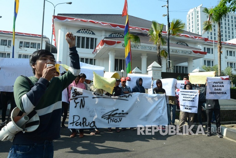 Puluhan mahasiswa yang tergabung dalam Aliansi Mahasiswa Peduli Papua menggelar aksi di depan Gedung DPRD Jawa Barat, Jalan Diponegoro, Kota Bandung, Jumat (30/8).