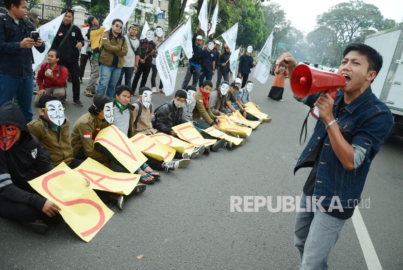 Puluhan mahasiswa yang tergabung dalam Kesatuan Aksi Mahasiswa Muslim Indonesia (KAMMI) Jabar menggelar aksi Manifesto Reformasi di depan Gedung Sate, Kota Bandung, Selasa (17/5).  (Republika//Edi Yusuf)