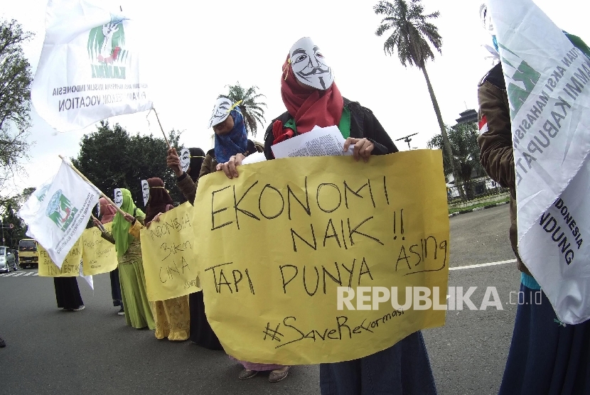 Kesatuan Aksi Mahasiswa Muslim Indonesia (KAMMI) saat melakukan aksi demonstrasi -ilustrasi- (Republika//Edi Yusuf)