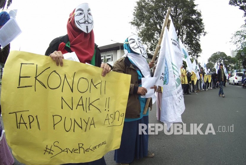 Puluhan mahasiswa yang tergabung dalam Kesatuan Aksi Mahasiswa Muslim Indonesia (KAMMI) Jabar menggelar aksi 'Manifesto Reformasi' di depan Gedung Sate, Kota Bandung, Selasa (17/5). (Republika/Edi Yusuf)