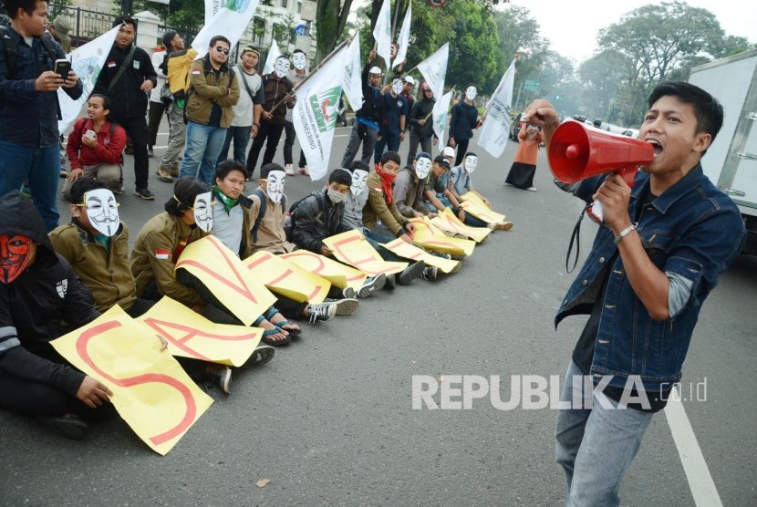 Puluhan mahasiswa yang tergabung dalam Kesatuan Aksi Mahasiswa Muslim Indonesia (KAMMI) Jabar menggelar aksi 'Manifesto Reformasi' di depan Gedung Sate, Kota Bandung, Selasa (17/5). (Republika/Edi Yusuf)