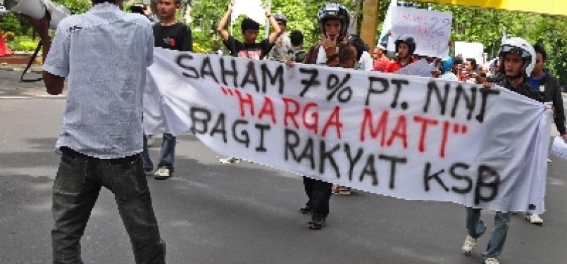 Puluhan mahasiswa yang tergabung dalam melakukan unjuk rasa terkait divestasi saham tujuh persen PT Newmont Nusa Tenggara (NNT).