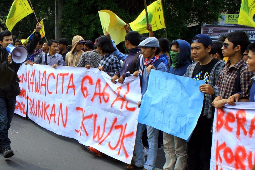 Puluhan mahasiswa yang tergabung dalam Pergerakan Mahasiswa Islam Indonesia (PMII) melakukan unjuk rasa di depan Istana Bogor, Kota Bogor, Jawa Barat, Kamis (20/10). 