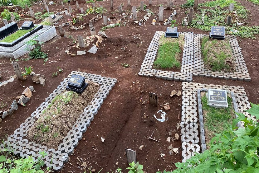Puluhan makam Covid-19 di tempat pemakaman umum (TPU) Cikadut, Kota Bandung ambles akibat hujan deras yang terjadi Rabu (10/11) sore. Selain itu diperkirakan beberapa peti jenazah sudah tidak kuat menahan tanah yang berada diatasnya.