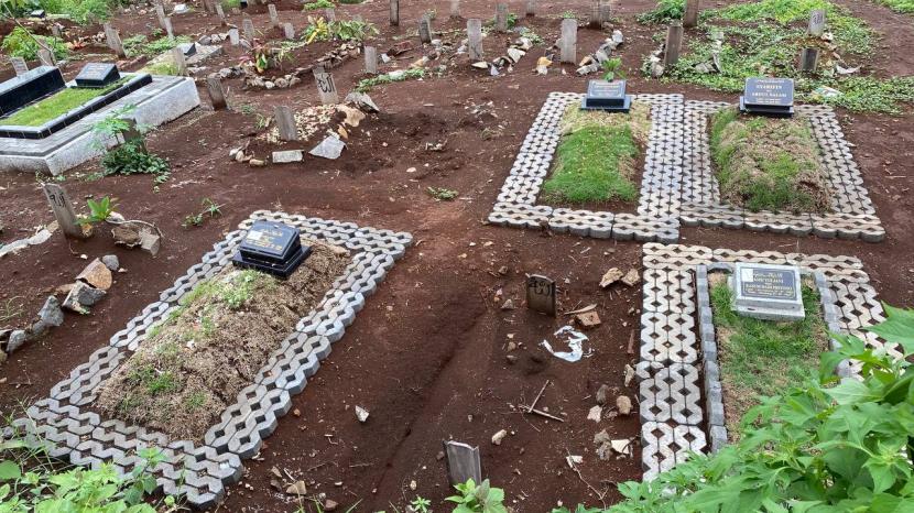 Puluhan makam Covid-19 di TPU Cikadut mengalami ambles akibat hujan deras yang terjadi Rabu (10/11) sore.