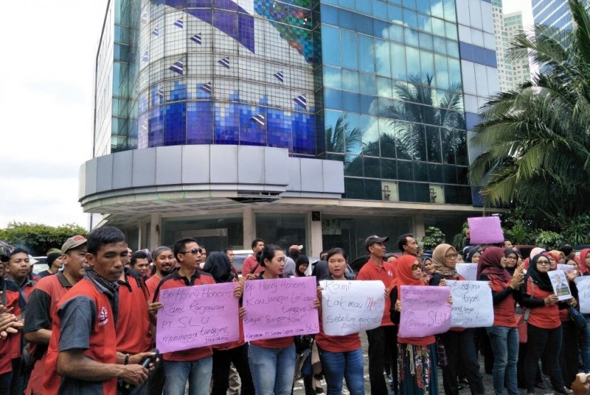 Puluhan mantan karyawan 7-Eleven berdemo menuntut pesangon di depan Kantor Kawai Jalan Sultan Iskandar Muda, Kebayoran Lama, Jakarta Selatan, Rabu (21/2). 