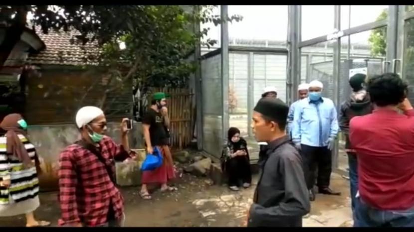 Puluhan masa pendukung Habib Bahar bin Smith menyatroni Lapas Gunung Sindur, Kabupaten Bogor, Selasa (19/5).
