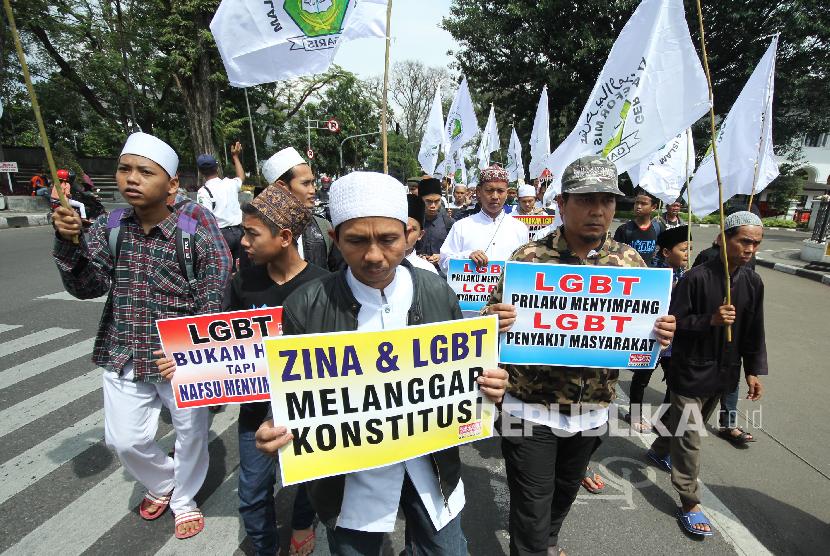 Puluhan massa dari Aliansi Pergerakan Islam Jawa Barat (API Jabar) menggelar aksi pernyataan sikap menolak LGBT, di depan Gedung Sate, Kota Bandung. Walkot Bandung Yana Mulyana mendukung pembentukan perda pencegahan LGBT.