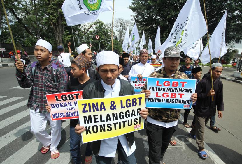 Puluhan massa dari Aliansi Pergerakan Islam Jawa Barat (API Jabar) menggelar aksi pernyataan sikap menolak LGBT, di depan Gedung Sate, Kota Bandung.