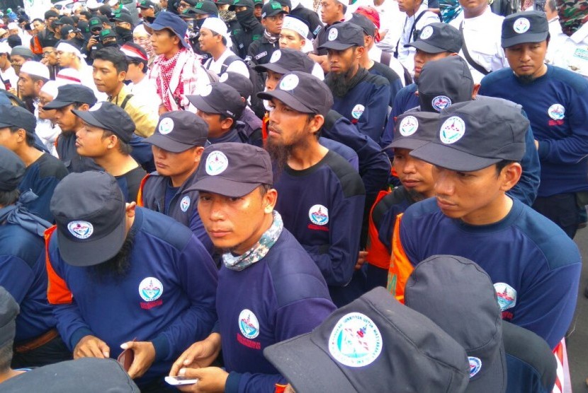 Puluhan massa dari berbagai ormas memadati jalanan di depan PN Jakarta Utara. Mereka menuntut agar terdakwa kasus penistaan agama, Ahok, ditahan.