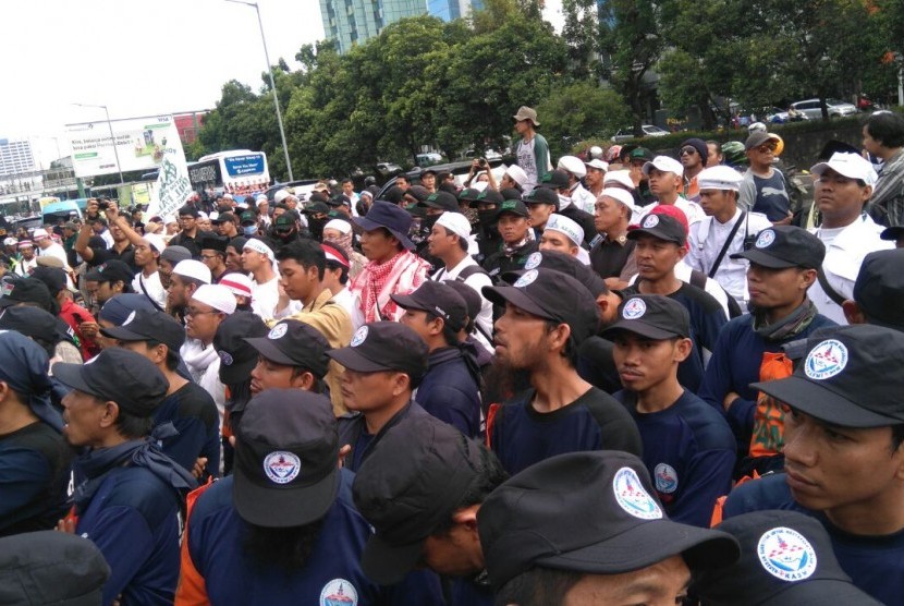 Puluhan massa dari berbagai ormas memadati jalanan di depan PN Jakarta Utara. Mereka menuntut agar terdakwa kasus penistaan agama, Ahok, ditahan.