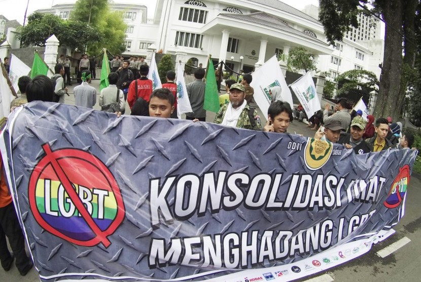 Puluhan massa dari Dewan Da'wah Islamiyah Indonesia Provinsi Jabar bersama elemen muda, mahasiswa dan masyarakat Muslim Bandung, menggelar aksi menolak LGBT, di depan DPRD Jabar, Jl Diponegoro, Kota Bandung, Kamis (11/2).