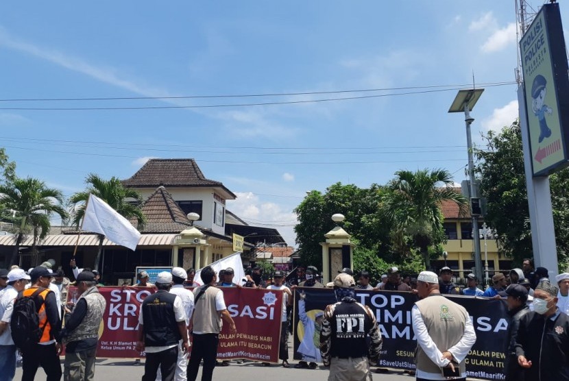 Puluhan massa dari Laskar Umat Islam Kota Solo (LUIS) dan perwakilan berbagai wilayah di Jawa Tengah berkumpul di depan Markas Polresta Solo, Rabu (13/2) pukul 10.00-11.00 WIB. Mereka melakukan aksi bela Islam menuntut pembebasan Ketua Persaudaraan Alumni (PA) 212 Slamet Maarif yang telah ditetapkan sebagai tersangka dugaan pelanggaran UU Pemilu.