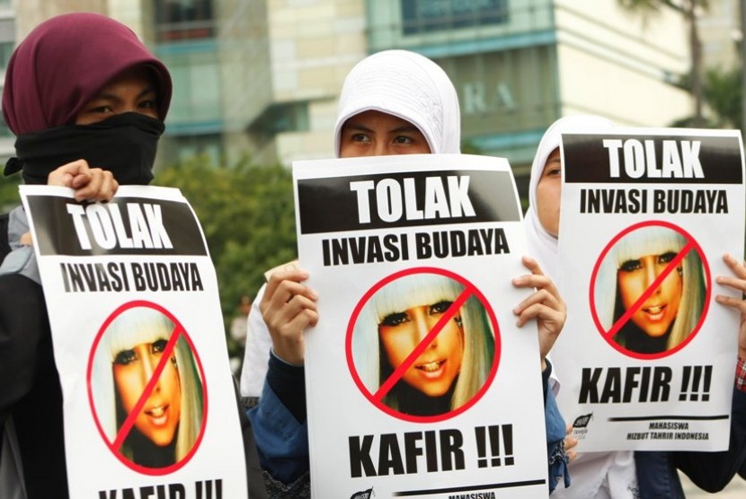  Puluhan massa Hizbut Tahrir Indonesia (HTI) melakukan aksi unjuk rasa menolak konser Lady Gaga di Bundaran Hotel Indonesia, Jakarta Pusat, Kamis (24/5).    (Adhi Wicaksono/Republika)