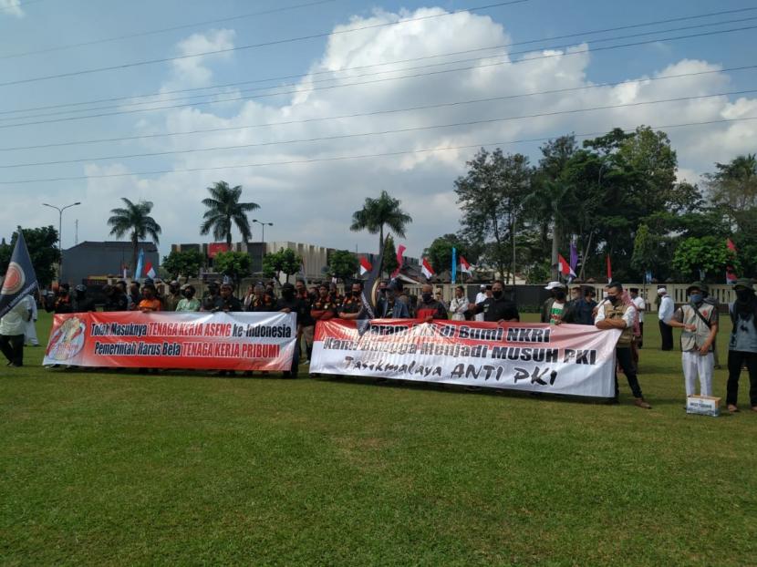 Puluhan massa menggelar aksi di halaman Bale Kota Tasikmalaya untuk menolak RUU HIP dan menuntut kasus Denny Siregar segera diproses, Senin (27/7). 