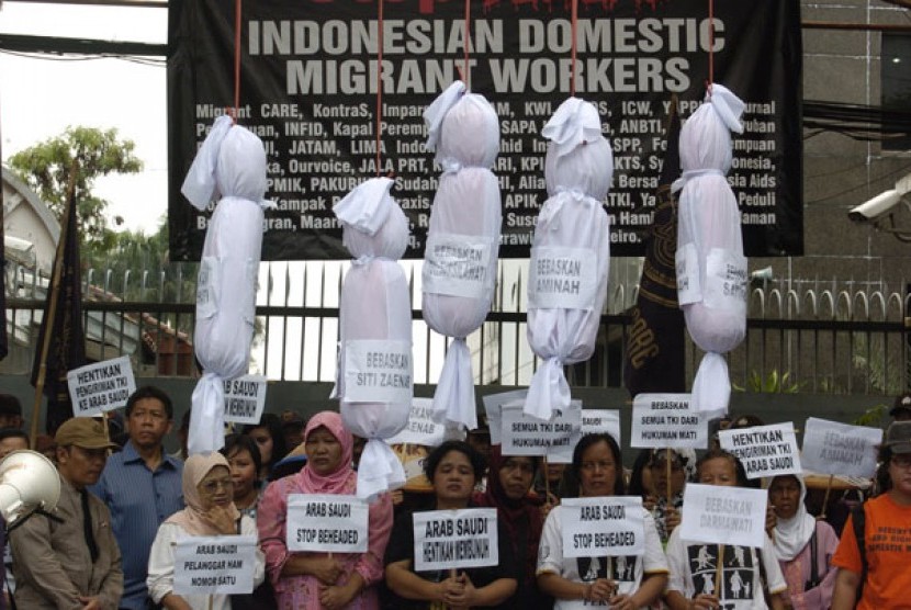 Puluhan massa yang tergabung dalam Aliansi Masyarakat Sipil Anti Hukuman Mati (AMSAHM) melakukan aksi unjuk rasa di kantor Kedutaan Besar Arab saudi, Jakarta kamis (20/10). Mereka mendesak kepada pemerintah arab saudi agar tidak memberlakukan hukuman mati 