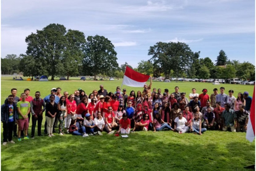 Puluhan masyarakat dan diaspora Indonesia yang berdiam di Kota Salem, negara bagian Oregon, Amerika Serikat, secara antusias melakukan upacara memperingati kemerdekaan Indonesia pada tanggal 20 Agustus lalu di lapangan umum kota tersebut.