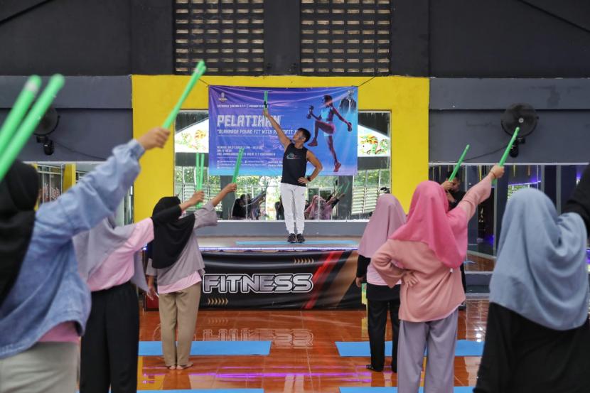 Puluhan milenial Daerah Istimewa Yogyakarta (DIY) tampak antusias mengikuti pelatihan olahraga pound fit di Yogyakarta. 