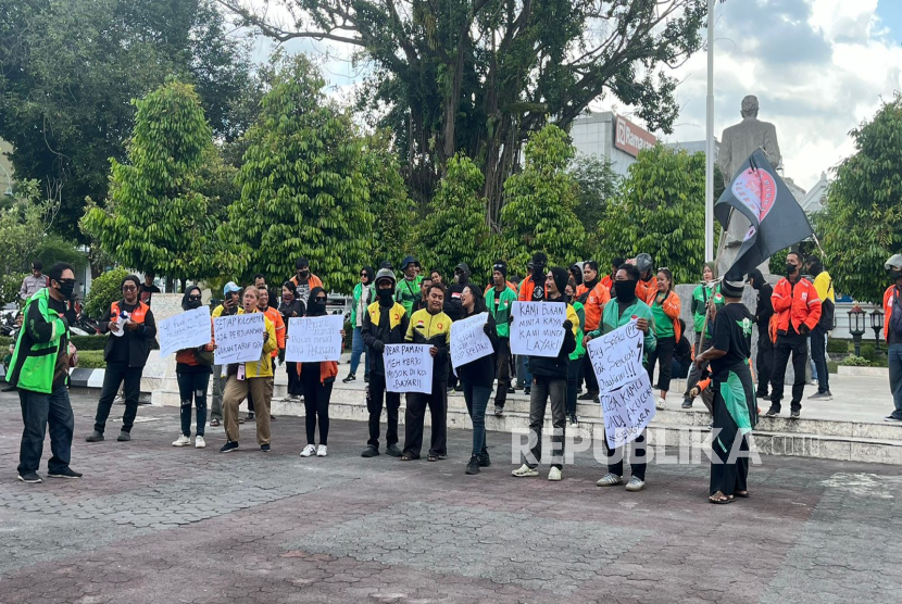 Puluhan mitra pengemudi ojek online (ojol) yang tergabung dalam Forum Ojol Yogyakarta Bergerak (FOYB) menggelar aksi damai di Kantor DPRD DIY, Kamis (16/10/2025). 