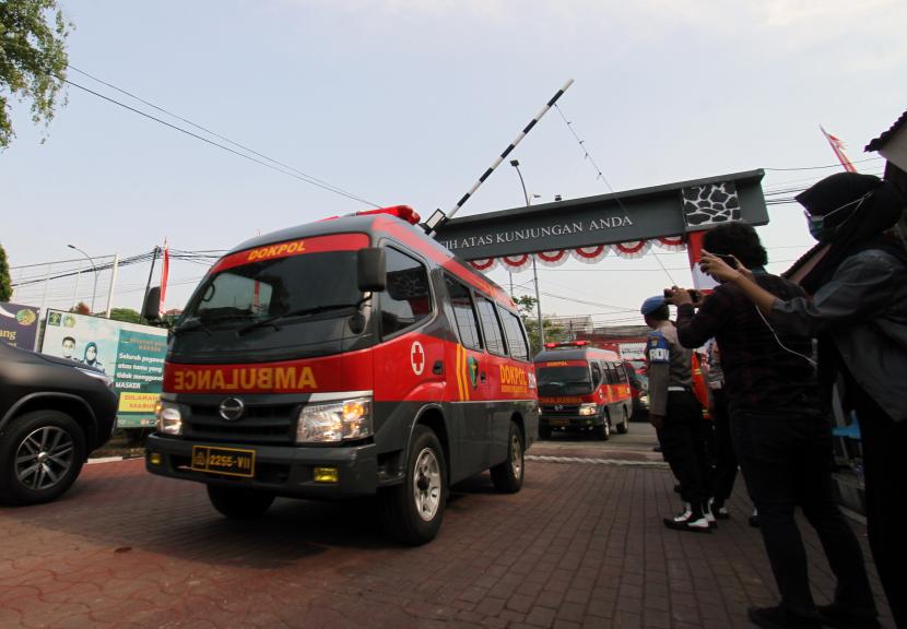 Puluhan mobil ambulans memasuki halaman lapas untuk melakukan evakuasi korban kebakaran di Lapas Dewasa Klas 1 A Tangerang, Tangerang, Banten, Rabu (8/9/2021). Sebanyak 41 warga binaan tewas akibat kebakaran yang membakar Blok C 2 Lapas Dewasa Tangerang Klas 1 A pada pukul 01.45 WIB Rabu dini hari.