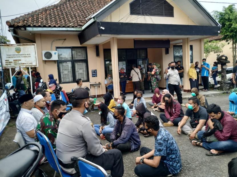 Puluhan muda-mudi yang kedapatan berbuat asusila diberi pembinaan di kantor Kecamatan Mangkubumi, Kota Tasikmalaya, Jumat (23/10) sore. Para muda-mudi itu terjaring razia saat melakukan perbuatannya di sejumlah hotel di Kecamatan Mangkubumi. 