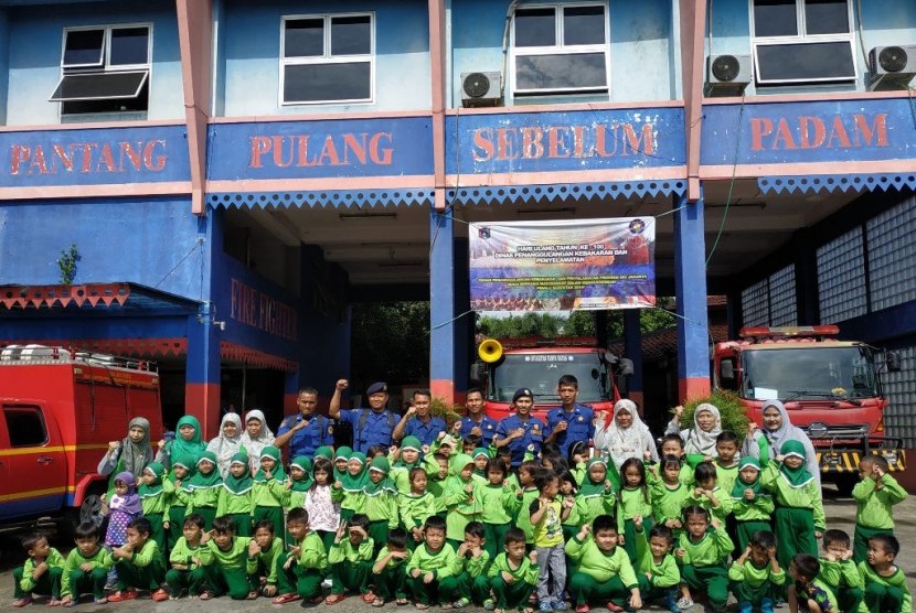 Puluhan murid TK Islam Nuryakin mendatangi Kantor Dinas Pemadam Kebakaran Kecamatan Pasar Minggu, Senin, 4 Maret 2019.