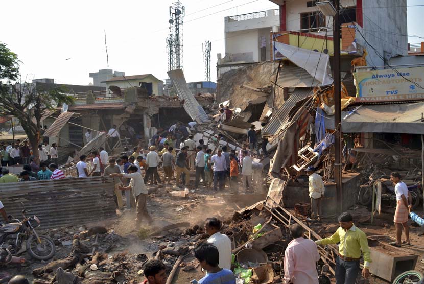 Puluhan orang berdiri di sekitar lokasi ledakan di distrik Jhabua, Madhya Pradesh, India, Sabtu (12/9).