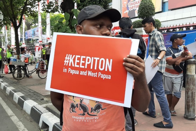 Puluhan orang dari koalisi masyarakat sipil sedang melakukan aksi di depan kantor Kominfo, Jalan Merdeka Barat, Jakarta Pusat, Jumat (23/8). Mereka menuntut agar pemerintah segera menghentikan pemblokiran internet di Papua dan Papua Barat.