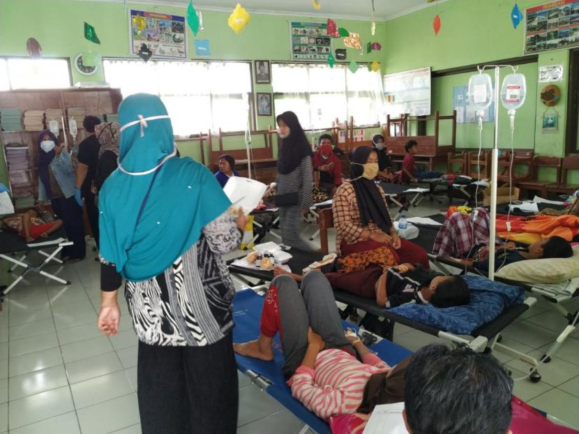 Puluhan orang dirawat di ruangan sekolah di dekat Puskesmas Mangkubumi, Kota Tasikmalaya, Kamis (8/10). Dilaporkan, ratusan orang mengalami gejala muntah dan diare diduga akibat keracunan.