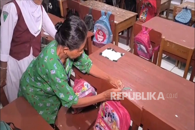 Puluhan orang tua berebut bangku paling depan di SDN 4 Kedokanagung, Kecamatan Kedakanbunder, Kabupaten Indramayu, saat hari pertama masuk sekolah, Senin (14/7/2025). Mereka bahkan rela berangkat nyubuh untuk kemudian menandai tempat duduk idaman untuk anak mereka.