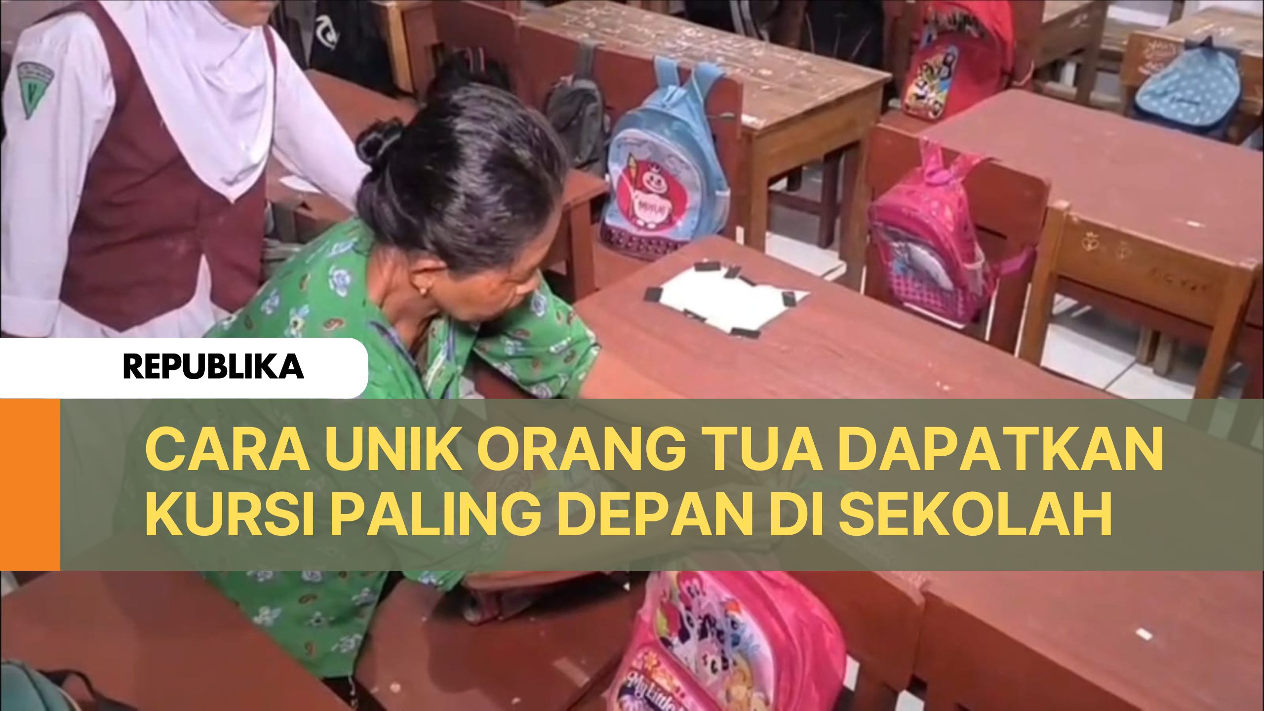 Puluhan orang tua berebut bangku paling depan di SDN 4 Kedokanagung, Kecamatan Kedakanbunder, Kabupaten Indramayu, saat hari pertama masuk sekolah, Senin (14/7/2025).