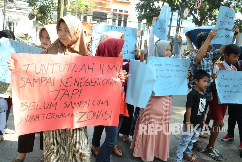 Puluhan orang tua siswa yang tergabung dalam Forum masyarakat Peduli Pendidikan Se-Jawa Barat menggelar aksi terkait kebijakan zonasi, di depan Balai Kota Bandung, Rabu (3/7).