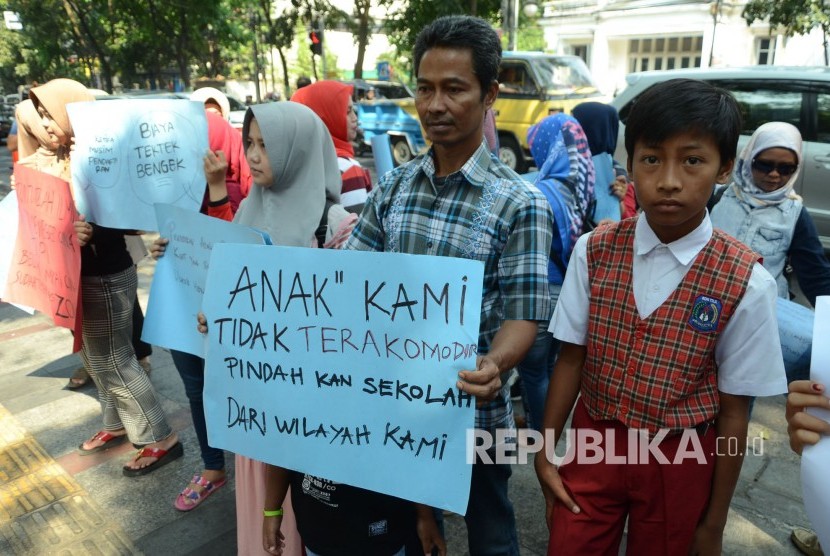 Calon peserta didik baru didampingi orang tuanya melakukan pendaftaran Penerimaan Peserta Didik Baru (PPDB) jalur zonasi serta jalur kurang mampu dan inklusi di Rumah Pintar, Denpasar, Bali, Senin (24/6/2019).