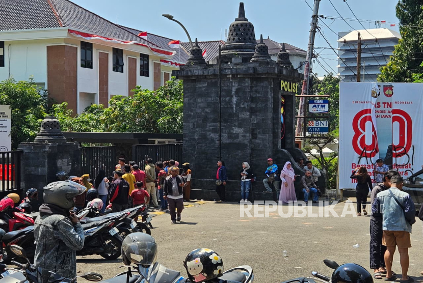 Anaknya Ditangkap Usai Demo, Puluhan Orang Tua Berkumpul di Mapolda Jateng
