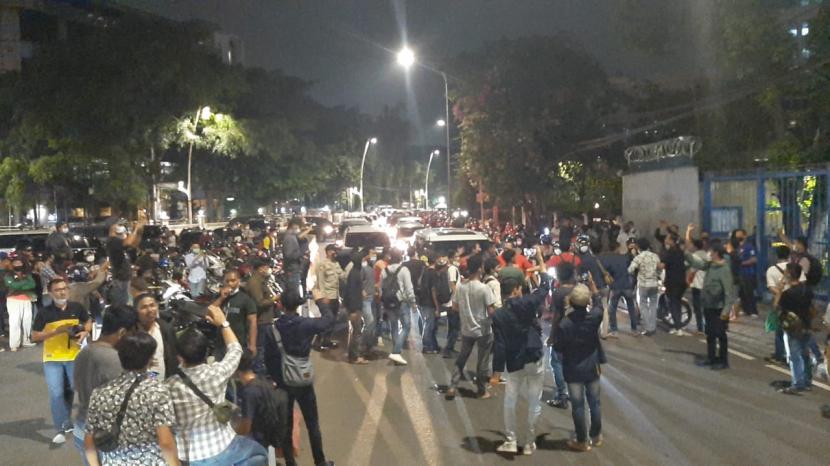 Puluhan orang yang mengaku mahasiswa memblokade Jalan Proklamasi, Menteng, Jakarta Pusat, tepatnya di depan kantor DPP Partai Demokrat, Senin (15/3). Massa menuntut Ketua Umum Demokrat Agus Harimurti Yudhoyono memberikan klarifikasi terkait 
