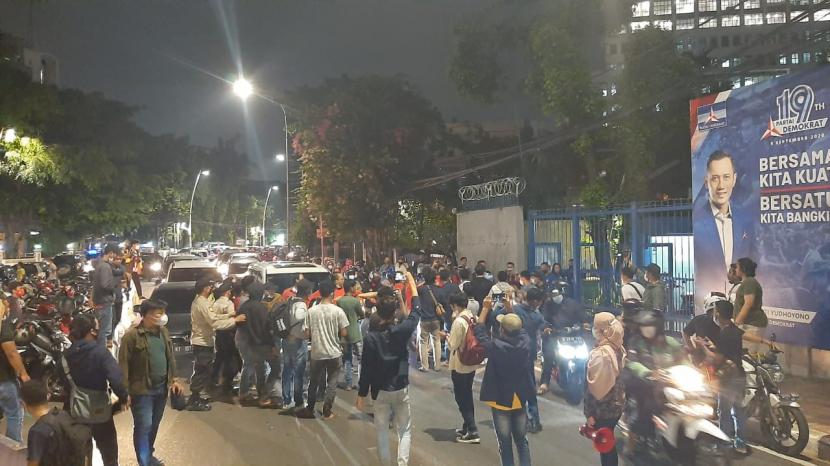 Puluhan orang yang mengaku mahasiswa memblokade Jalan Proklamasi, Menteng, Jakarta Pusat, tepatnya di depan kantor DPP Partai Demokrat, Senin (15/3). Massa menuntut Ketua Umum Demokrat Agus Harimurti Yudhoyono memberikan klarifikasi terkait 