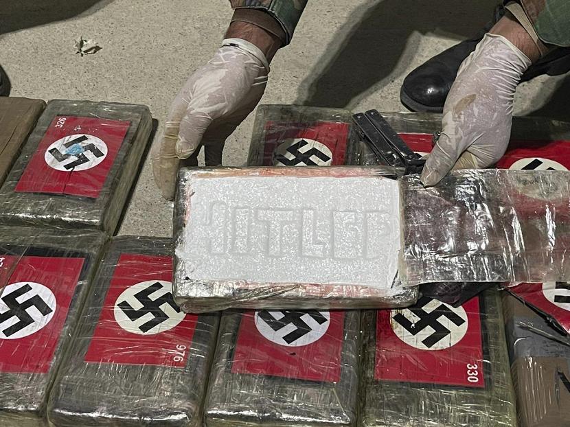 Puluhan paket kokain bertanda swastika Nazi serta nama 