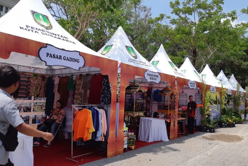 Puluhan pasar tradisional di Kota Solo memamerkan produk-produk unggulan di acara Semarak Perdagangan dan Ragam Pasar Tradisional di halaman Benteng Vastenburg, Solo, Kamis-Sabtu (15-17/11).