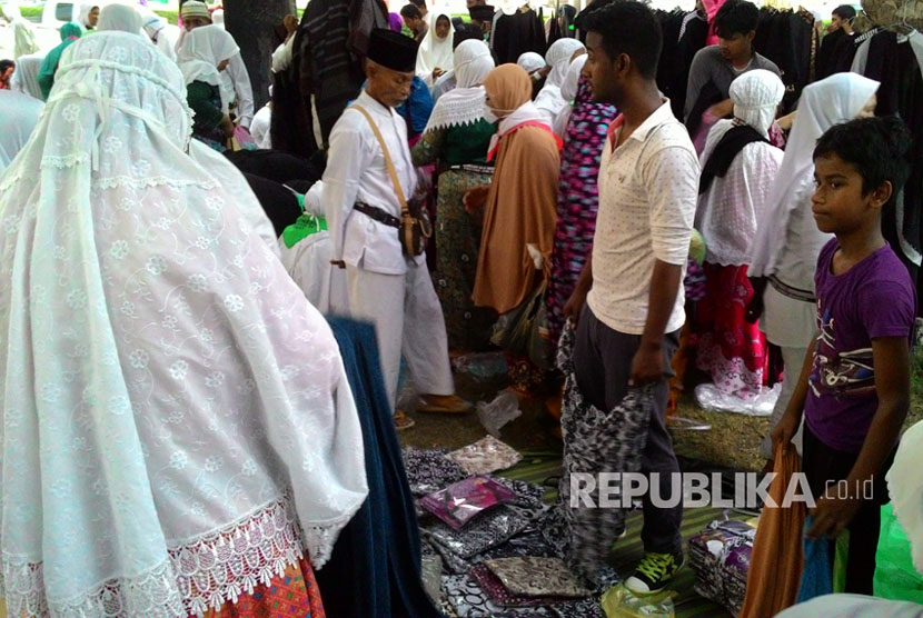 Puluhan pedagang kaki lima menggelar barang dagangannya di taman depan Masjid Bimbas, Sektor 5, Syisyah, Makkah, usai subuh. Pelanggannya didominasi jamaah haji Indonesia. 
